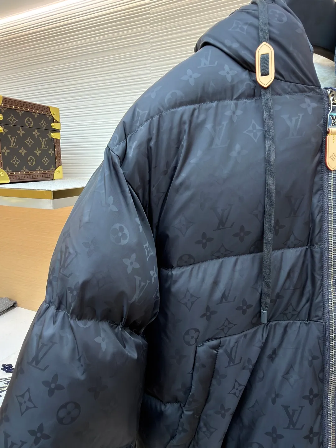 LOUIS VUITTON Presbyopia fleece lining cotton jacket ●Original version: Purchased and developed for 36500 ●Item number: 1680784-E10 ●Fabric: nylon fabric ●Technology: yarn-dyed jacquard production ●Version: fitted version ●Weight: about 1470 grams ●Size: 46-48-50-52 ●Description: The fabric is made of 75D nylon yarn-dyed jacquard fabric. We purchased a Y-version scanned pattern arrangement cycle to make a yarn-dyed pan head, and ordered weaving and dyeing of bulk fabrics. The bottom surface was painted to increase the feel of the fabric. The front panel + pocket double reduction pattern was cut by hand, and the back panel was centered to position the pattern. The inner lining is made of polyester lambswool fabric, and the inner liner is made of 32 0T anti-velvet gallbladder, machine-filled graphene fluffy cloud velvet material, infrared heat storage function, warmth retention ability comparable to down. The epaulettes, anti-slip buckles, and puller pendants are all made of real cowhide with three sets of embossing molds. The inside of the leather tag is filled with silicone material to create a three-dimensional letter effect. The overall wiring is straight and delicate, the fabric is comfortable and soft, and the color is consistent without color difference. It can be matched with the same style to create a fashionable look, and can be used in various occasions. Customized accessories, complete with three standards, same style for men and women!